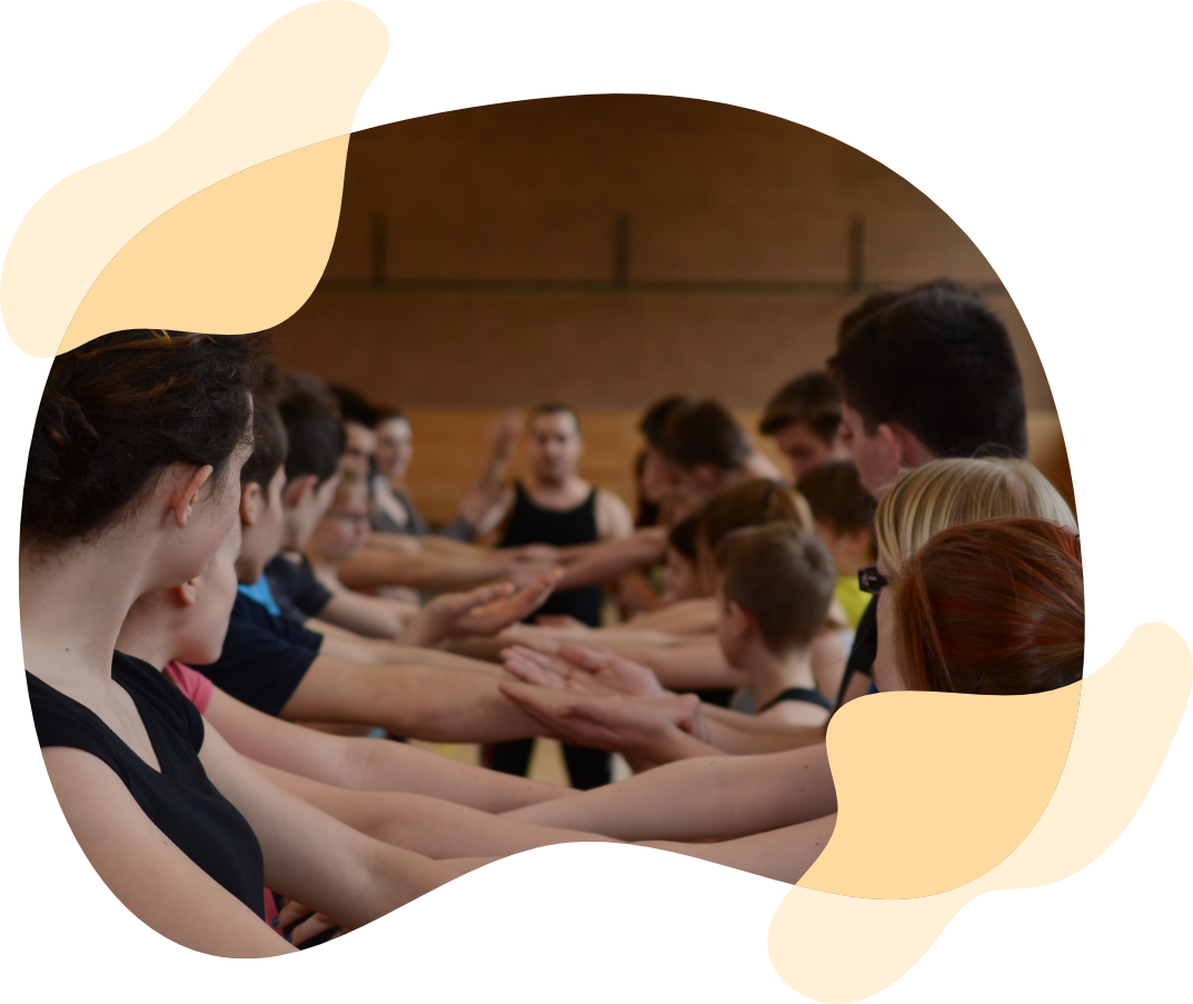 Schüler:innen stehen sich gegenüber und arbeiten konzentriert an einer Vertrauensübung zur Förderung von persönlicher und sozialer Kompetenz.